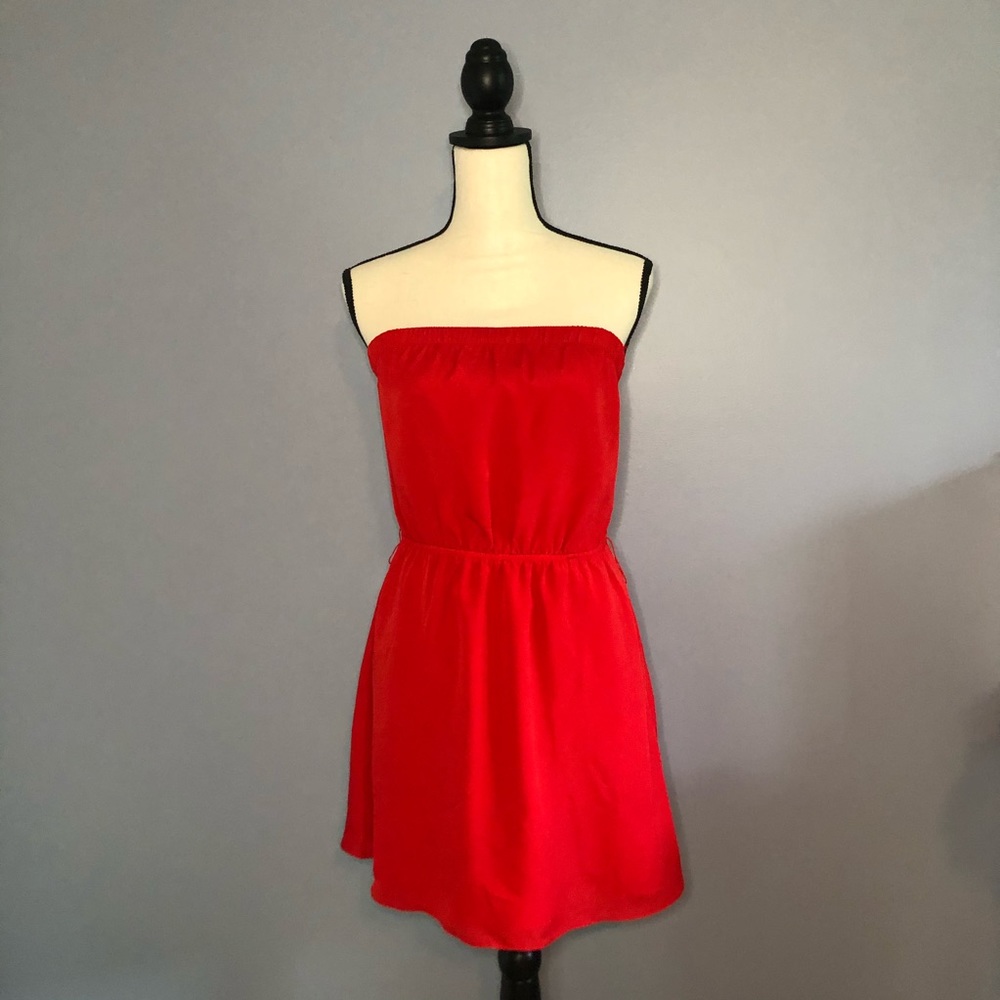 Express strapless red dress with pockets